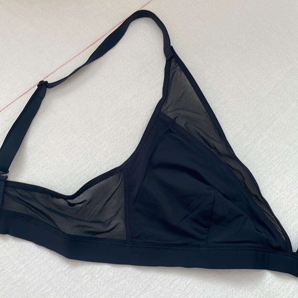 PARADE triangle bralette 🖤 - Picture 2 of 5